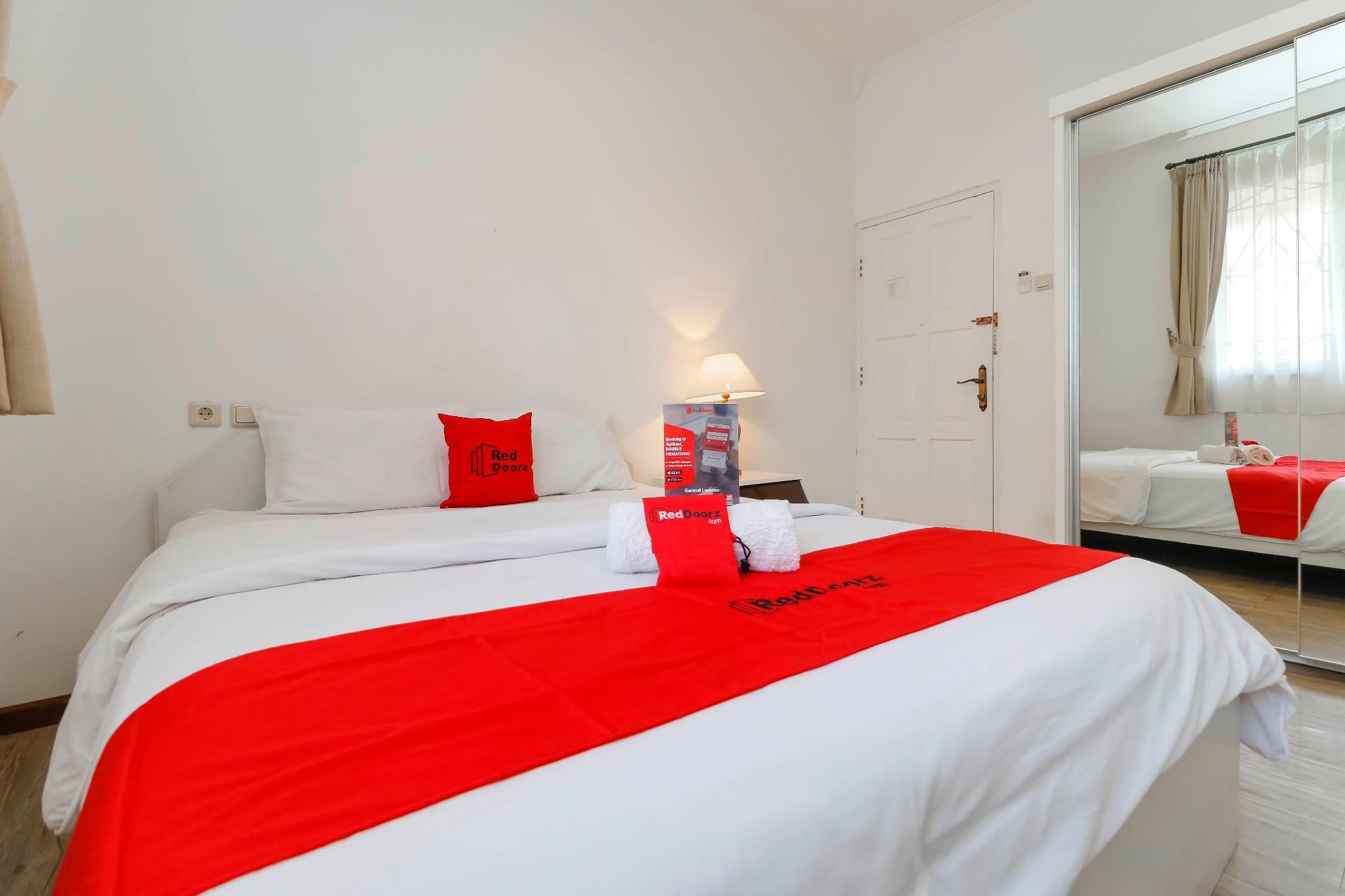 Reddoorz Plus @ Tendean Jacarta Exterior foto