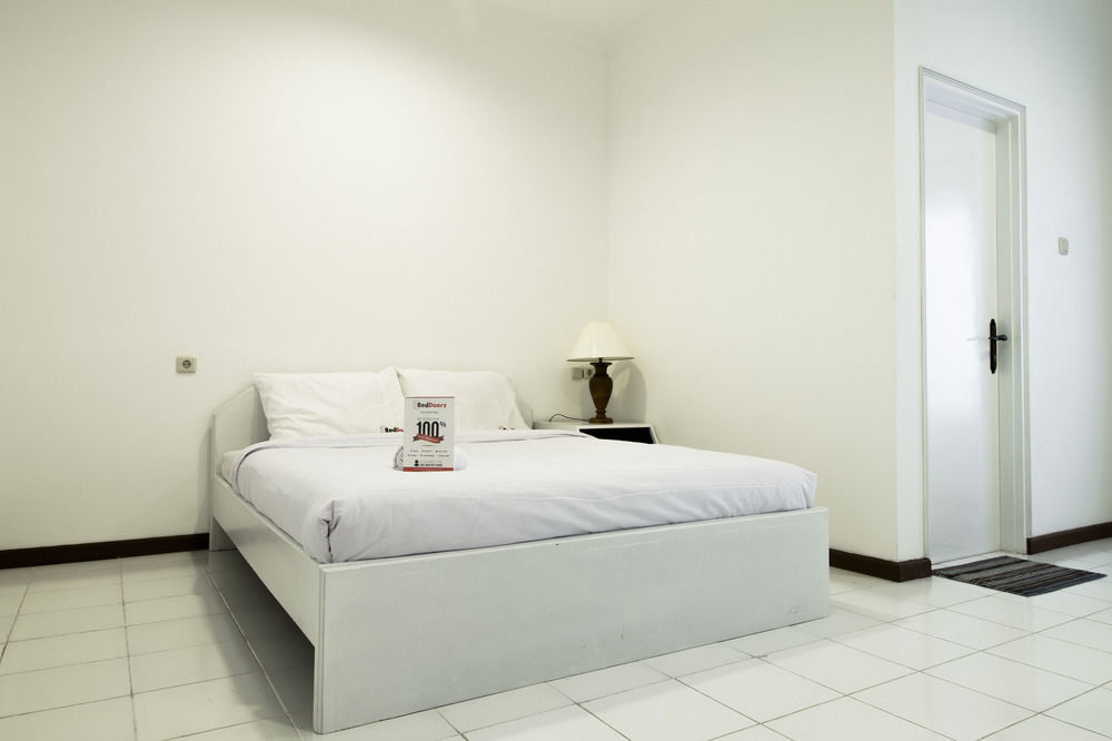 Reddoorz Plus @ Tendean Jacarta Exterior foto