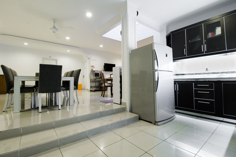 Reddoorz Plus @ Tendean Jacarta Exterior foto