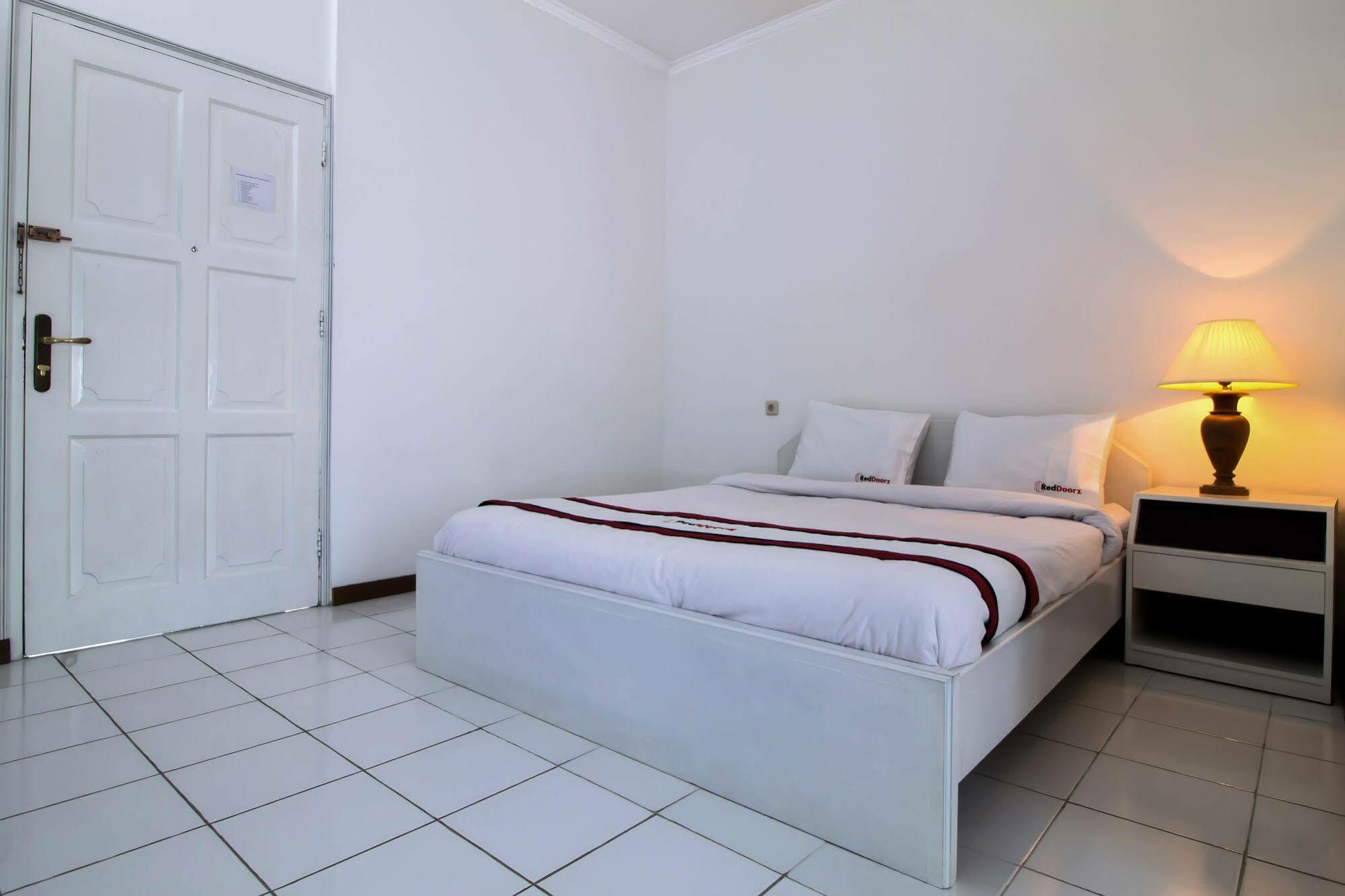 Reddoorz Plus @ Tendean Jacarta Exterior foto