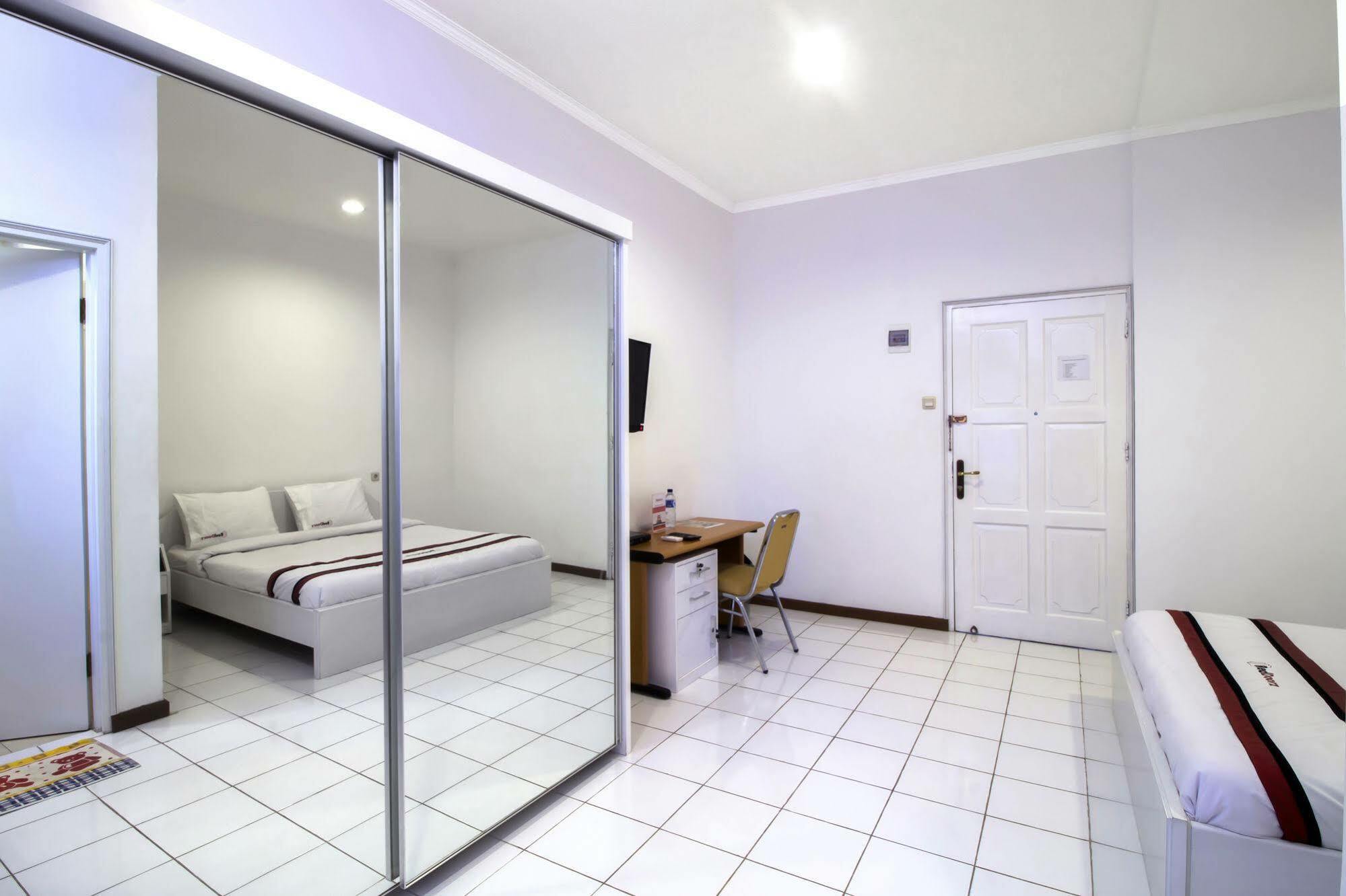 Reddoorz Plus @ Tendean Jacarta Exterior foto