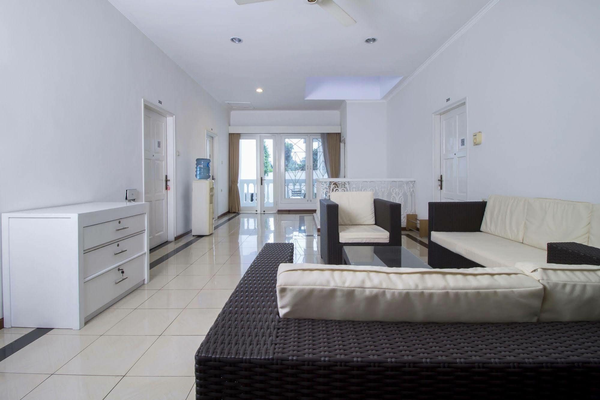 Reddoorz Plus @ Tendean Jacarta Exterior foto