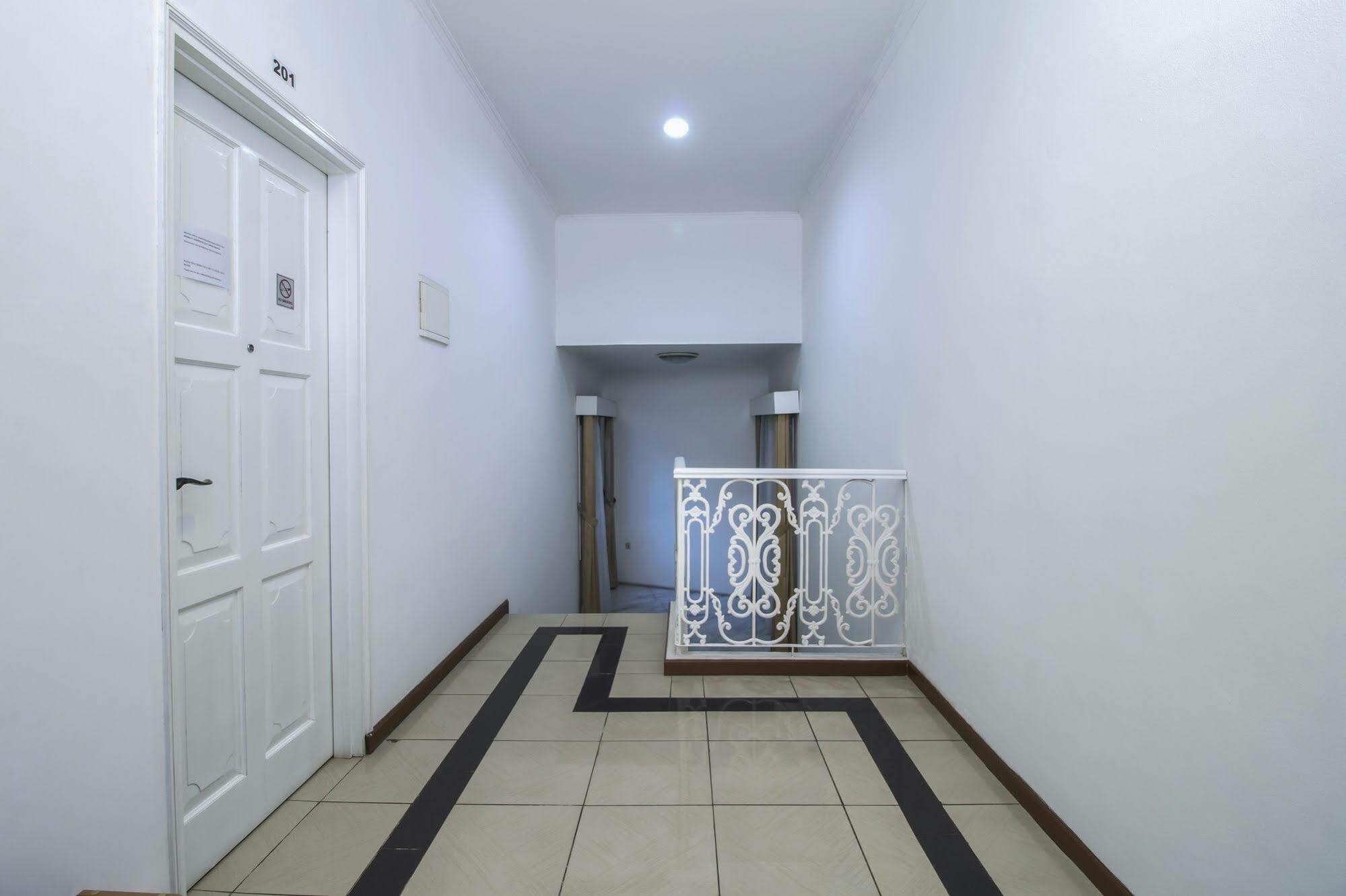 Reddoorz Plus @ Tendean Jacarta Exterior foto